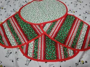 Vintage Cloth Placemats with Christmas Holly Design Set Of Four Reversible